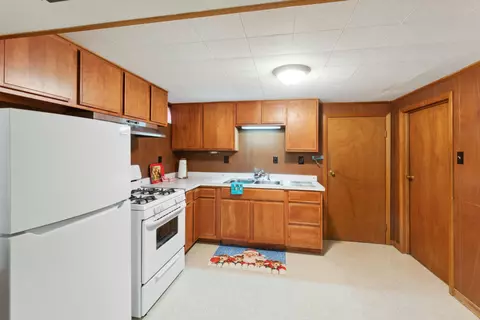 Kitchen - 92 Maureen Dr, Heath, OH 43056 photo 2 of 3