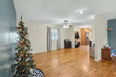 Living - 92 Maureen Dr, Heath, OH 43056 photo 3 of 5
