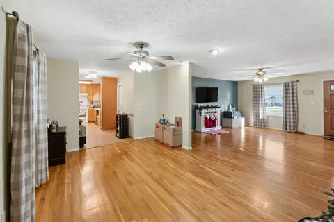 Living - 92 Maureen Dr, Heath, OH 43056 photo 4 of 5