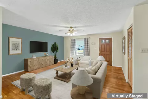 Living - 92 Maureen Dr, Heath, OH 43056 photo 2 of 5