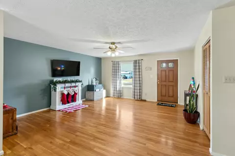 Living - 92 Maureen Dr, Heath, OH 43056 photo 1 of 5