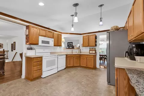Kitchen - 6376 Sumner Loop, Dublin, OH 43016 photo 2 of 4