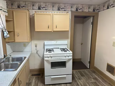 Kitchen - 981 Davids St, Marion, OH 43302 photo 2 of 2