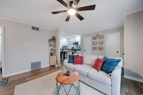 Living - 1292 Eckley Dr, Marion, OH 43302 photo 2 of 4