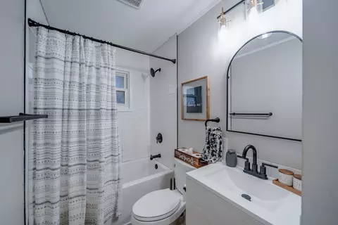 Bath - 1292 Eckley Dr, Marion, OH 43302 photo 1 of 1