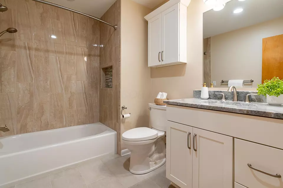 Bath - 2210 Carriage Rd, Powell, OH 43065 photo 5 of 5