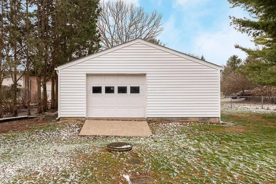 Exterior - 2210 Carriage Rd, Powell, OH 43065 photo 10 of 12