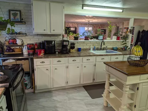 Kitchen - 136 Hayward St, Circleville, OH 43113 photo 1 of 6