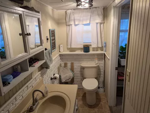 Bath - 136 Hayward St, Circleville, OH 43113 photo 3 of 3