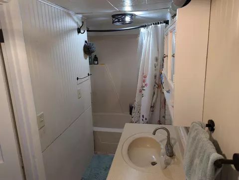Bath - 136 Hayward St, Circleville, OH 43113 photo 2 of 3