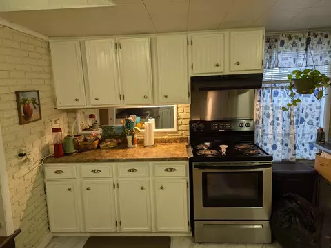 Kitchen - 136 Hayward St, Circleville, OH 43113 photo 4 of 6