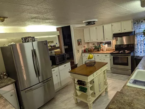 Kitchen - 136 Hayward St, Circleville, OH 43113 photo 5 of 6