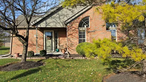 3593 Hunters Crossing Dr, Grove City, OH 43123