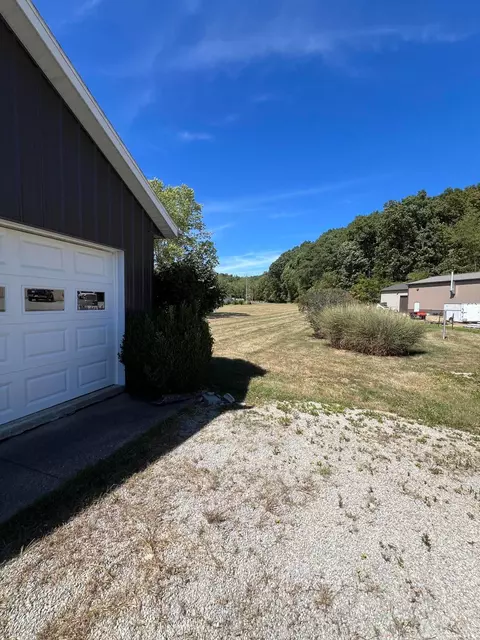 37056 Hocking Dr, Logan, OH 43138 photo 4