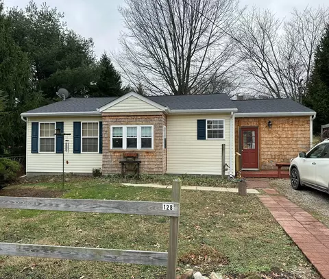 128 Meadow Ln, Gambier, OH 43022