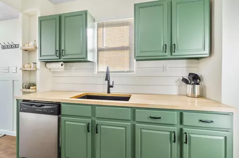 Kitchen - 624 E 5th Ave, Lancaster, OH 43130 photo 1 of 4