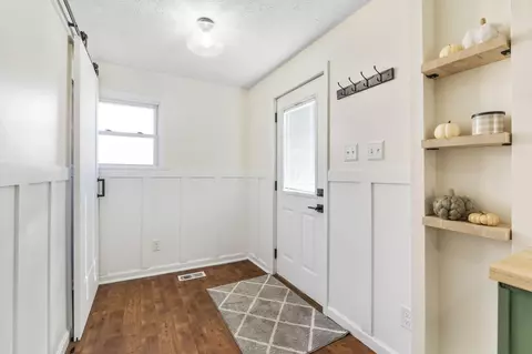 Entry Way - 624 E 5th Ave, Lancaster, OH 43130 photo 5 of 8