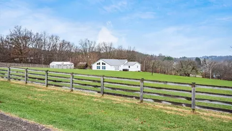 95 Sletzer Dr, Zanesville, OH 43701