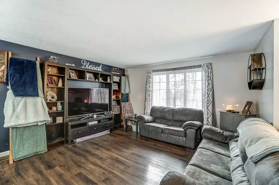 Living - 3000 Old Springfield Rd, Springfield, OH 45502 photo 1 of 1
