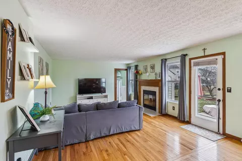 Living - 6613 Wynwright Dr, Dublin, OH 43016 photo 1 of 4