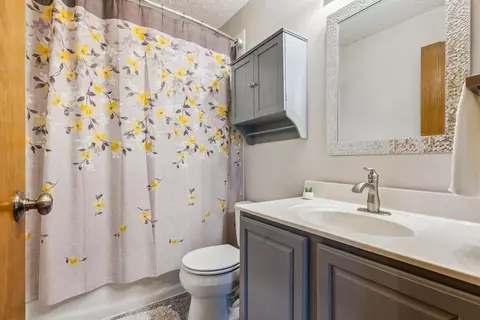 Bath - 6613 Wynwright Dr, Dublin, OH 43016 photo 5 of 5