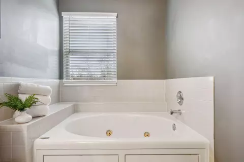 Bath - 6613 Wynwright Dr, Dublin, OH 43016 photo 4 of 5