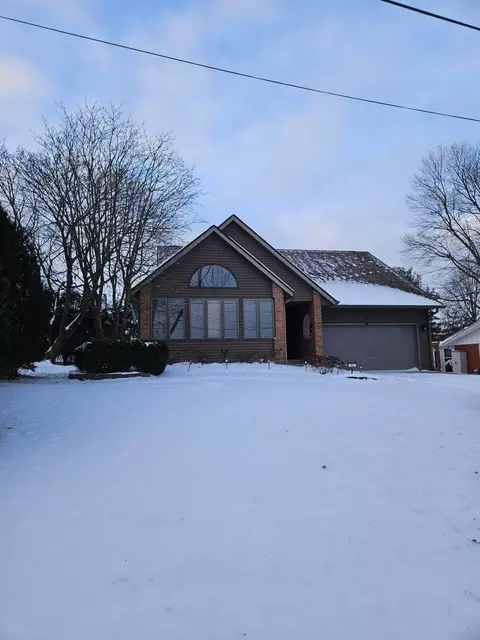 782 Lakeshore Dr W, Hebron, OH 43025