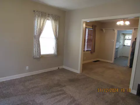 936 S Pickaway St, Circleville, OH 43113 photo 2