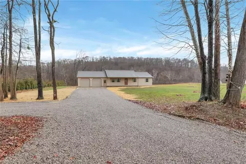 3095 Darlington Dr, Zanesville, OH 43701