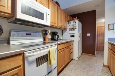 Kitchen - 1468 Eagle Way, Marion, OH 43302 photo 2 of 3