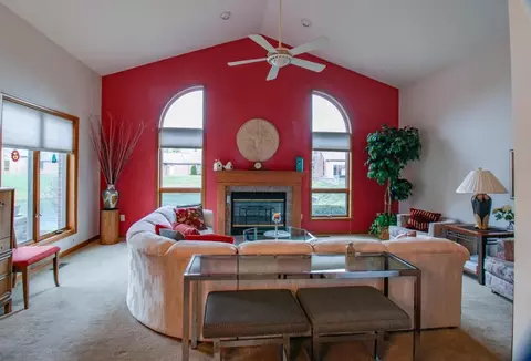 Living - 1468 Eagle Way, Marion, OH 43302 photo 2 of 3