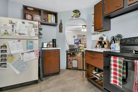 Kitchen - 473 Smith St, Marion, OH 43302 photo 2 of 4