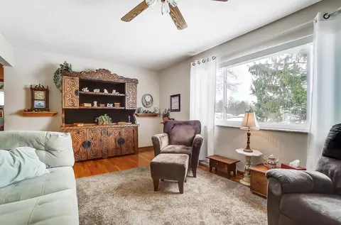 Living - 2453 Thor Dr, Springfield, OH 45503 photo 2 of 4