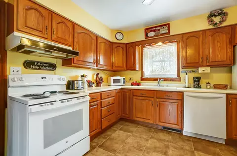 Kitchen - 2453 Thor Dr, Springfield, OH 45503 photo 2 of 4