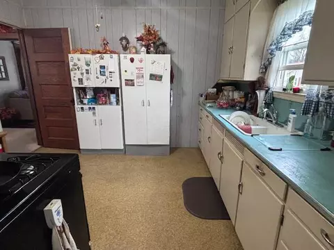 Kitchen - 117 E Postal Ave, Newark, OH 43055 photo 2 of 3