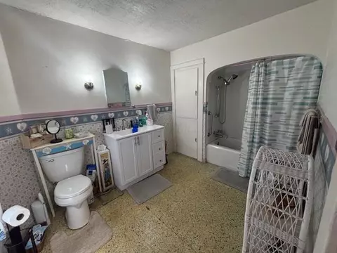 Bath - 117 E Postal Ave, Newark, OH 43055 photo 1 of 1