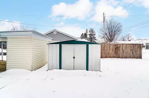 Exterior - 1065 Sunshine St, Circleville, OH 43113 photo 6 of 9