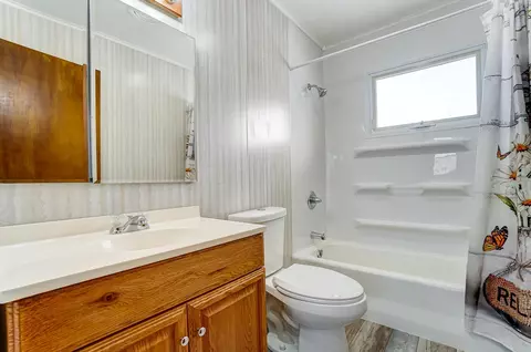 Bath - 1065 Sunshine St, Circleville, OH 43113 photo 2 of 3