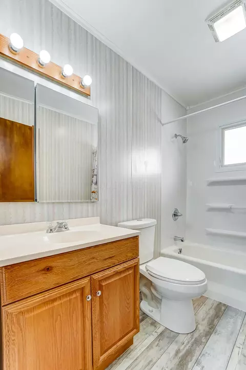 Bath - 1065 Sunshine St, Circleville, OH 43113 photo 1 of 3
