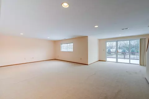 Living - 2002 Farmbrook Cir N #4, Grove City, OH 43123 photo 13 of 15