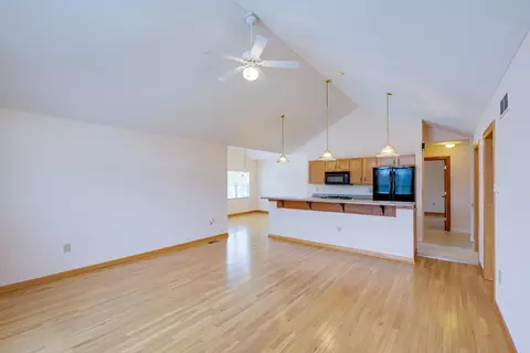 Living - 2002 Farmbrook Cir N #4, Grove City, OH 43123 photo 1 of 15