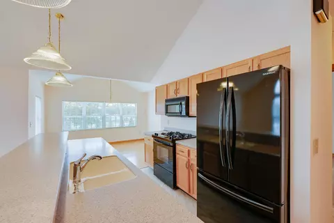 Kitchen - 2002 Farmbrook Cir N #4, Grove City, OH 43123 photo 2 of 2