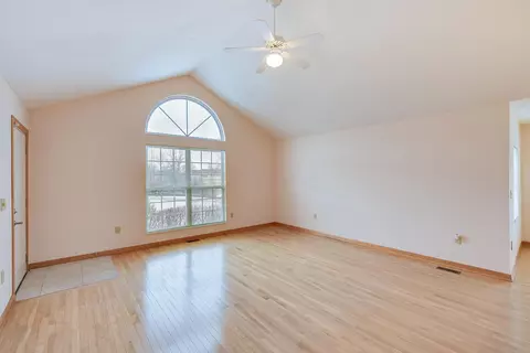 Living - 2002 Farmbrook Cir N #4, Grove City, OH 43123 photo 7 of 15