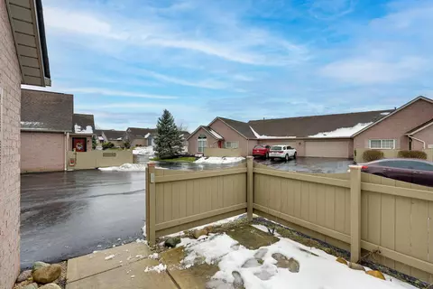 Exterior - 2002 Farmbrook Cir N #4, Grove City, OH 43123 photo 6 of 6