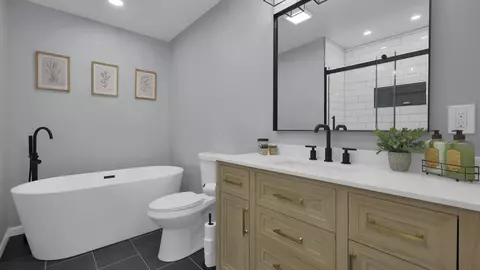 Bath - 566 Willow Ln, Circleville, OH 43113 photo 2 of 4