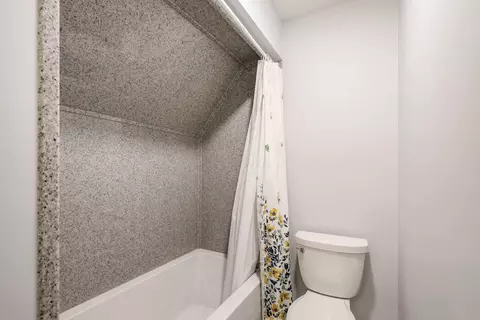 Bath - 2688 E Broad St, Bexley, OH 43209 photo 5 of 9