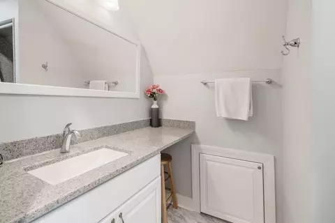 Bath - 2688 E Broad St, Bexley, OH 43209 photo 6 of 9