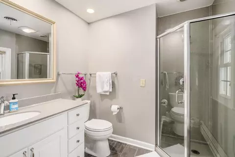 Bath - 2688 E Broad St, Bexley, OH 43209 photo 7 of 9
