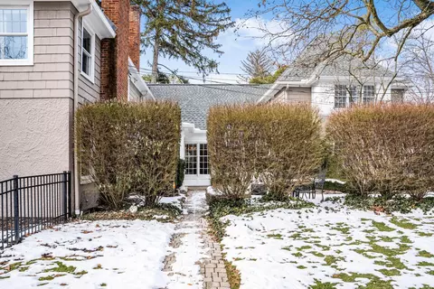 Exterior - 2688 E Broad St, Bexley, OH 43209 photo 9 of 18