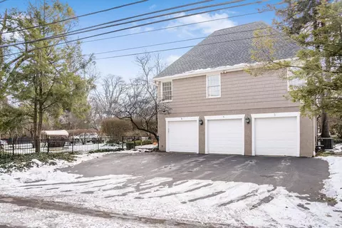 Exterior - 2688 E Broad St, Bexley, OH 43209 photo 6 of 18
